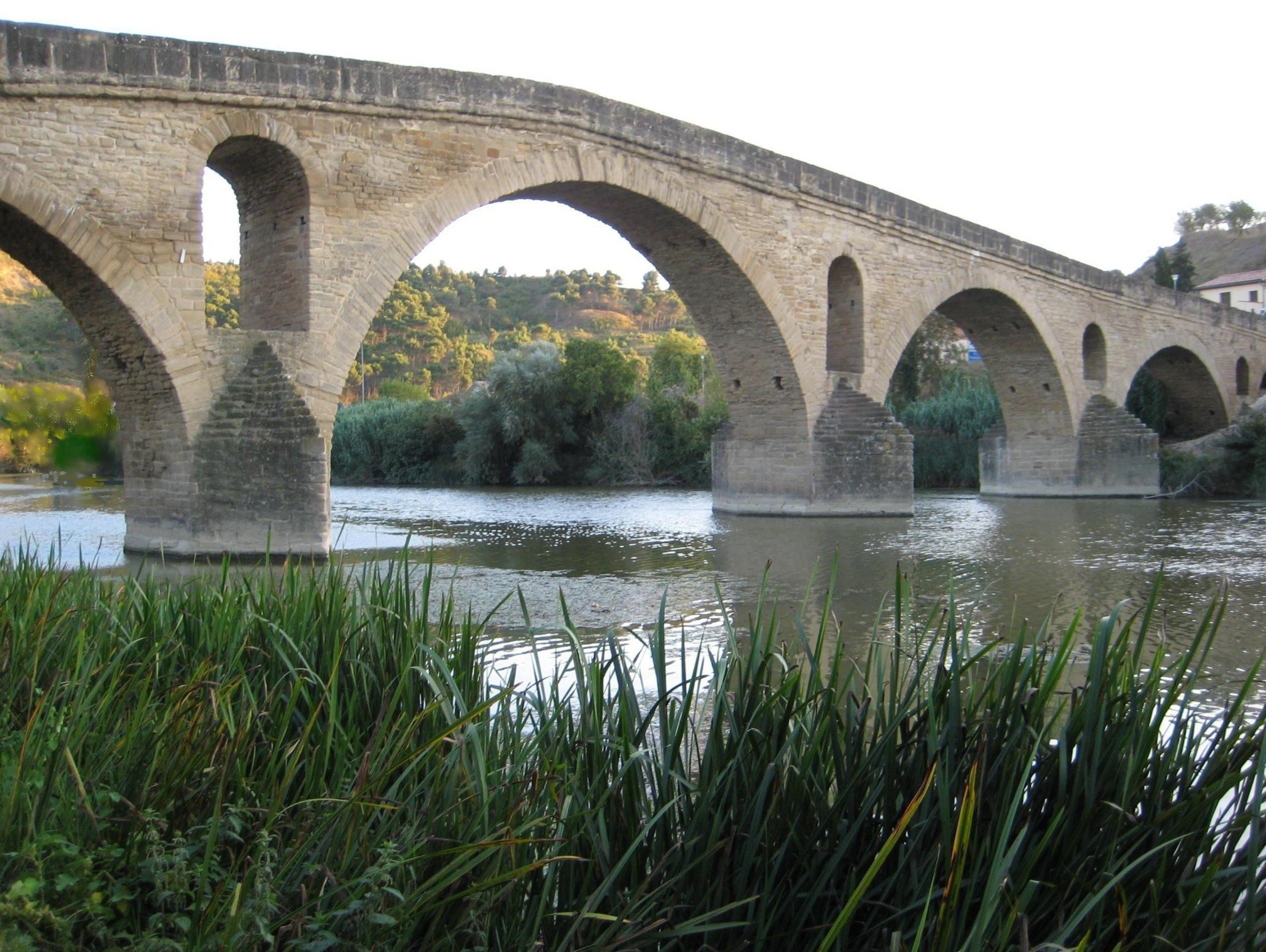 Quelle meilleure image offrir à cette comparaison que ce pont que tous les pèlerins ont franchi sur le Camino ?